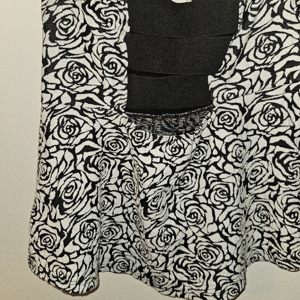 Pins And Needles Womans Black And White Floral Strapless Top Size L - Picture 8 of 13